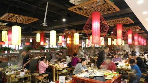 “啃骨頭”醬骨火鍋火爆鄭州，開業(yè)首日人氣爆棚
